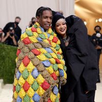 Ngắm lại những khoảnh khắc thảm đỏ MET Gala ấn tượng nhất của Rihanna