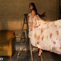 Diện tới 4/5 thiết kế Haute Couture cho lần lên bìa số Kim Cửu, mỹ nhân Cbiz này hẳn là muốn đàn em hít khói? - Ảnh 1.
