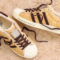 Adidas ra mắt mẫu giày Superstar tôn vinh chú chó trung thành Hachiko