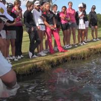 Trải nghiệm sân golf duy nhất có hồ cá mập hung tợn nguy hiểm nhất thế giới - 5