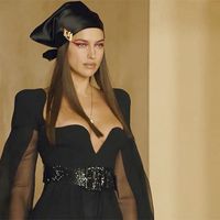 Versace Thu Đông 2021 - Họa tiết La Greca đầy mê