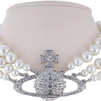 Sự trở lại của chuỗi choker ngọc trai Vivienne Westwood