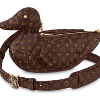 Louis Vuitton lại tiếp tục “gây choáng” với chiếc túi … con vịt 103 triệu đồng