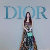 Suzy khoe diện mạo xinh đẹp khi diện quà tặng từ Dior - Mùa đông đến rồi-4