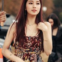 Suzy khoe diện mạo xinh đẹp khi diện quà tặng từ Dior - Mùa đông đến rồi-7