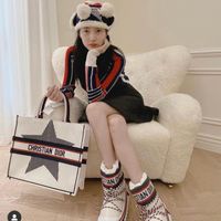 Suzy khoe diện mạo xinh đẹp khi diện quà tặng từ Dior - Mùa đông đến rồi-2