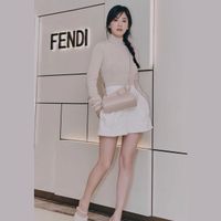 Các ngôi sao đã phối đồ với chiếc túi Fendi First như thế nào?-8