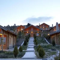 ‘Mục sở thị’ Hyades Mountain Resort, khách sạn trong hang làm từ 1000 mảnh gỗ ở Hy Lạp - 2