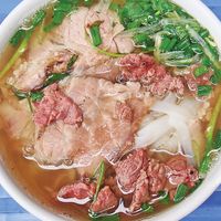 Cận cảnh tô phở ở khách sạn dát vàng hot nhất Việt Nam