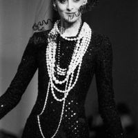 Nhìn lại những show diễn Chanel đáng nhớ nhất đối với Inès de la Fressange - nàng thơ đầu tiên của “bố già” Karl Lagerfeld - Ảnh 1.