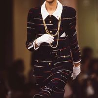 Nhìn lại những show diễn Chanel đáng nhớ nhất đối với Inès de la Fressange - nàng thơ đầu tiên của “bố già” Karl Lagerfeld - Ảnh 2.