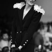 Nhìn lại những show diễn Chanel đáng nhớ nhất đối với Inès de la Fressange - nàng thơ đầu tiên của “bố già” Karl Lagerfeld - Ảnh 3.