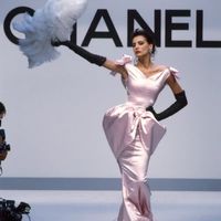 Nhìn lại những show diễn Chanel đáng nhớ nhất đối với Inès de la Fressange - nàng thơ đầu tiên của “bố già” Karl Lagerfeld - Ảnh 9.