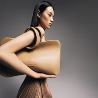 Dấu ấn Việt trong bộ sưu tập túi xách mới của NTK Cường Đàm