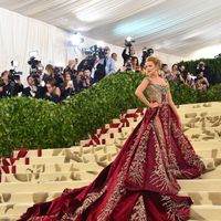 Những bộ cánh ấn tượng nhất lịch sử Met Gala-9