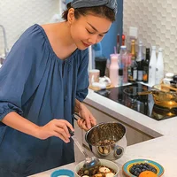 Có 1 mẫu đầm khiến sao nữ Vbiz mê mệt: Thoải mái level max nhưng lại khiến nhiều cô vướng vào nghi vấn có bầu - Ảnh 1.