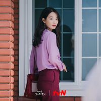 Nha sĩ Shin Min Ah ở quê thì mộc mạc là thế, lên Seoul cái là đổi màu son nhìn "chất" ghê - Ảnh 5.