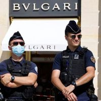 Băng cướp mặc vest xịn tấn công cửa hàng Bvlgari tại Pháp