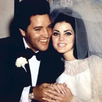 Trang phục của huyền thoại Elvis Presley được bán đấu giá triệu USD-4