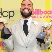Hậu "khẩu chiến", Drake “vượt mặt” Kanye West trong các bảng xếp hạng âm nhạc