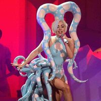 Những bộ trang phục “không đụng hàng” làm nên thương hiệu Lady Gaga-9