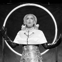 MV "Oh My God" - Adele xứng với danh hiệu "Nữ hoàng đồ Custom Couture"