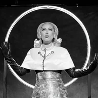 MV "Oh My God" - Adele xứng với danh hiệu "Nữ hoàng đồ Custom Couture"