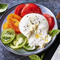 Burrata, món phô mai tươi sinh sau đẻ muộn chinh phục thực khách sành ăn - 2Đẹp