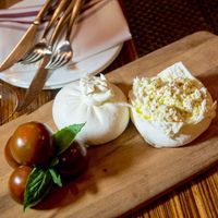 BURRATA - Nữ hoàng của các loại phô mai Ý • NỮ DOANH NHÂN - BusinessWoman Magazine