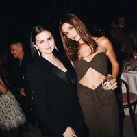 Hailey Bieber và Selena Gomez