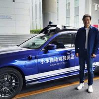 Người sáng lập và giám đốc điều hành của Xiaomi, Lei Jun bên cạnh mẫu xe thử nghiệm