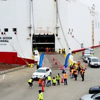 Những chiếc xe đầu tiên cập cảng California