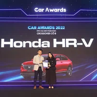 Ông Phạm Đức Huy – Trưởng Ban tổ chức trao Giải “Ô tô của năm” hạng mục xe Crossover cỡ B cho đại diện Công ty Honda Việt Nam – Bà Đỗ Thu Hoàng – Phó TGĐ Thứ Nhất