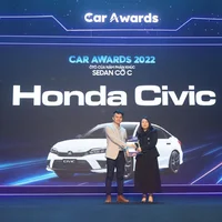 Ông Phạm Đức Huy – Trưởng Ban tổ chức trao Giải “Ô tô của năm” hạng mục xe gầm thấp cỡ C cho đại diện Công ty Honda Việt Nam – Bà Đỗ Thu Hoàng – Phó TGĐ Thứ Nhất