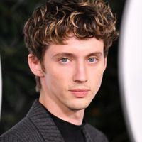 Troye Sivan tham gia vào series “Thần tượng” do The Weeknd đạo diễn