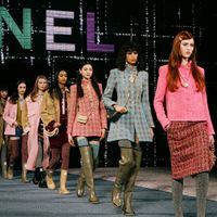 Chanel - Thu Đông 2022: Đôi ủng cao su lấy cảm hứng từ hoàng gia Anh