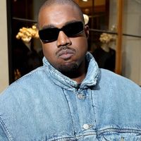 Grammy loại Kanye West khỏi danh sách biểu diễn vì hành vi miệt thị chủng tộc trên mạng xã hội