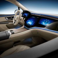 Mercedes-Benz hé lộ những hình ảnh đầu tiên về nội thất SUV EQS 2023