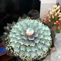 Những bó hoa đính tiền cũng là mặt hàng được nhiều người lựa chọn. (Ảnh: Vietnamnet)