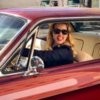 amber heard trong chiếc xe ford mustang 1968 màu đỏ anh đào