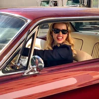 amber heard trong chiếc xe ford mustang 1968 màu đỏ anh đào