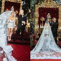 Lễ cưới của Kourtney Kardashian với Travis: Xu hướng váy cưới siêu nhỏ
