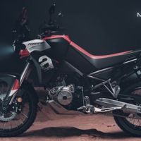 Aprilia Tuareg 660 2022 có giá 418 triệu đồng ngang một chiếc xe hơi