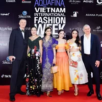 Doanh nhân Thuỷ Tiên cùng con gái xuất hiện tại Vietnam International Fashion Week