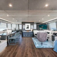 Phòng khách có ghế sofa ở cả hai bên, với nhà ăn bên cập cảng. Hình ảnh: Sunreef