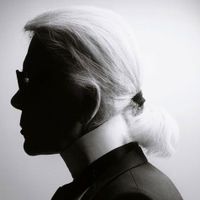 Các bản thiết kế phác thảo của NTK Karl Lagerfeld quá cố sẽ được đấu giá tại Sotheby's
