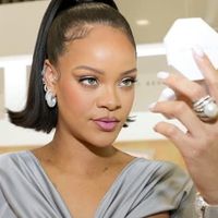 Rihanna hiện là nữ tỷ phú tự thân trẻ nhất nước Mỹ