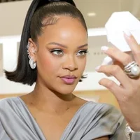 Rihanna hiện là nữ tỷ phú tự thân trẻ nhất nước Mỹ