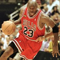 Chiếc áo thi đấu năm 1998 của Michael Jordan được đấu giá 117 tỷ đồng