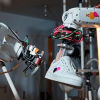 Thương hiệu Nike cung cấp dịch vụ robot giúp kéo dài “tuổi thọ” cho những đôi giày của bạn